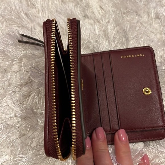 Tory Burch wallet T Burgundy beautiful color. Brand new. Amazing color. - Picture 4 of 6
